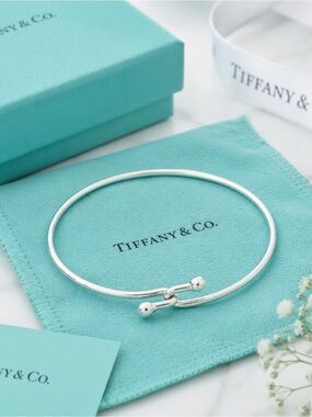 Authenticated Tiffany & Co Silver Love Knot Hook Wire Bangle Bracelet 7” Silver